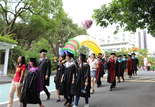 本校舉行104學年度畢業典禮──「浩浩淡江六六　職場通航九九」。