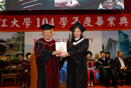 本校舉行104學年度畢業典禮──「浩浩淡江六六　職場通航九九」。
