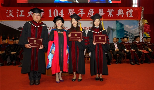 本校舉行104學年度畢業典禮──「浩浩淡江六六　職場通航九九」。