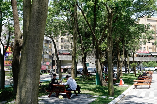 商管大樓北側增設行人徒步區、科學館西北側新增停車位。