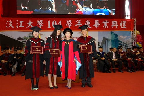 本校舉行104學年度畢業典禮──「浩浩淡江六六　職場通航九九」。