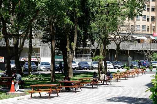 商管大樓北側增設行人徒步區、科學館西北側新增停車位。