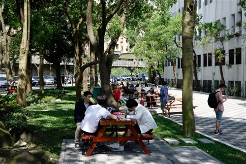 商管大樓北側增設行人徒步區、科學館西北側新增停車位。