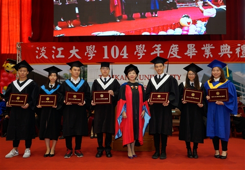 本校舉行104學年度畢業典禮──「浩浩淡江六六　職場通航九九」。