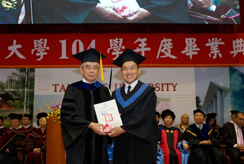 本校舉行104學年度畢業典禮──「浩浩淡江六六　職場通航九九」。