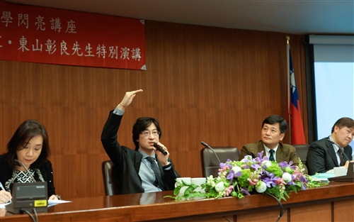 日本直木獎得主東山彰良蒞校開講。