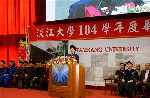 本校舉行104學年度畢業典禮──「浩浩淡江六六　職場通航九九」。