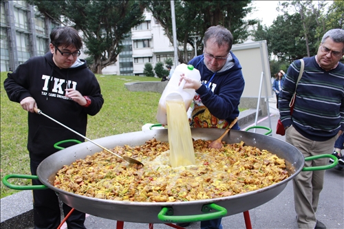 吞12顆葡萄 祈來年好運