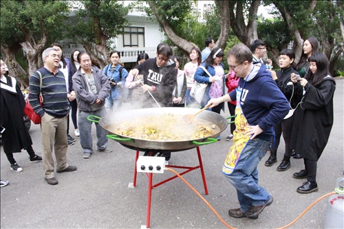 吞12顆葡萄 祈來年好運