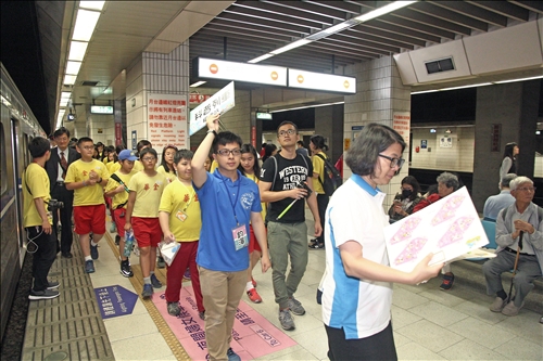 全民一起手創光點瘋科學 挑戰千人做實驗