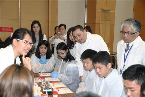 全民一起手創光點瘋科學 挑戰千人做實驗