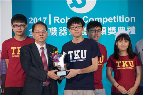 全國機器人競賽 機電系風光奪冠