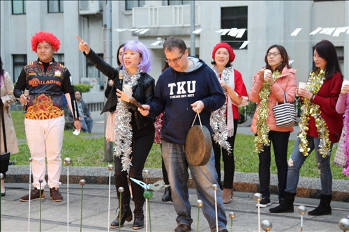 吞12顆葡萄 祈來年好運