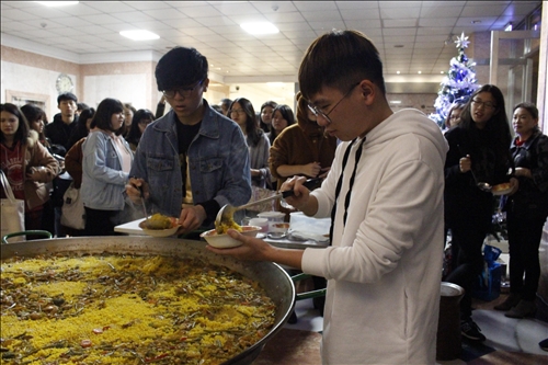 吞12顆葡萄 祈來年好運