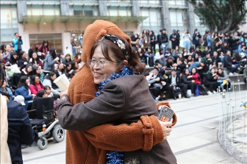 吞12顆葡萄 祈來年好運