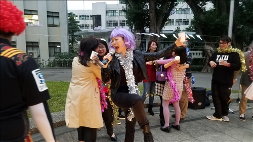 吞12顆葡萄 祈來年好運