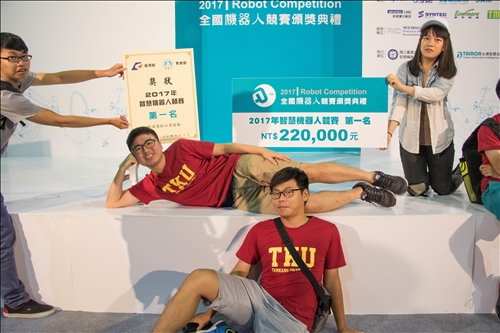 全國機器人競賽 機電系風光奪冠