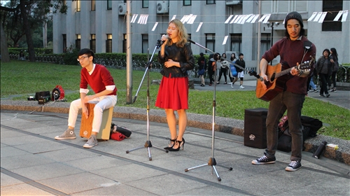 吞12顆葡萄 祈來年好運