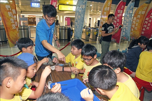 全民一起手創光點瘋科學 挑戰千人做實驗