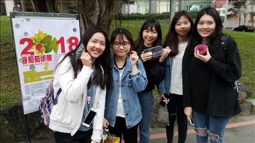 吞12顆葡萄 祈來年好運