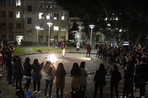 吞12顆葡萄 祈來年好運