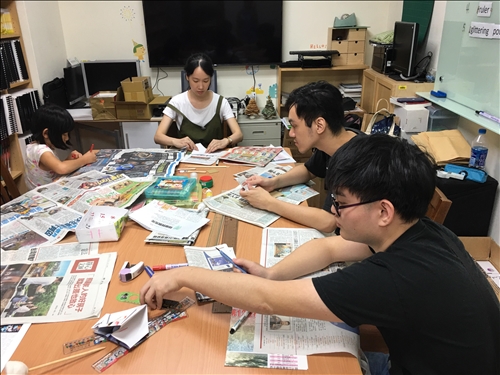 老師指導手工操作一