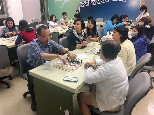 各自組隊體驗西洋棋。