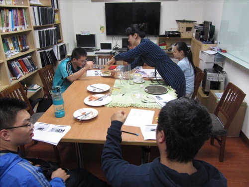 老師示範西餐矲設及餐具使用方式