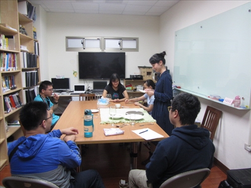 老師講解職場西餐禮儀注意事項及常用英文單字