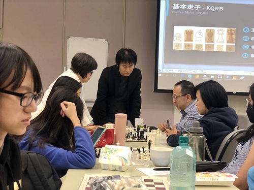 講師從旁親臨指導。