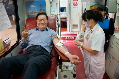 號召師生齊捲袖•校長響應捐熱血