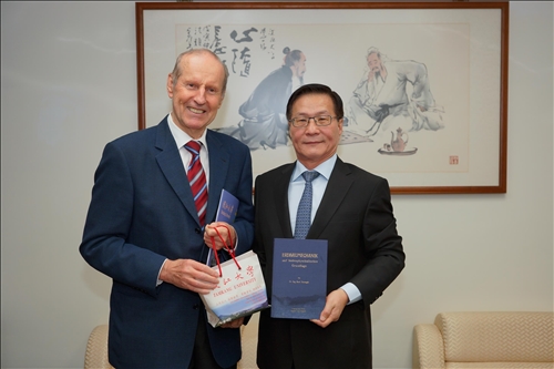 淡江熊貓講座開講 首聘奧比俄國家工程院士