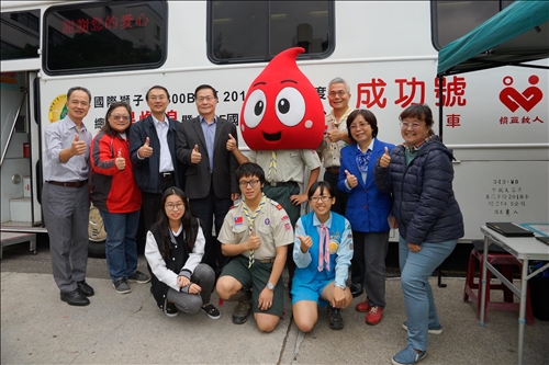 號召師生齊捲袖•校長響應捐熱血