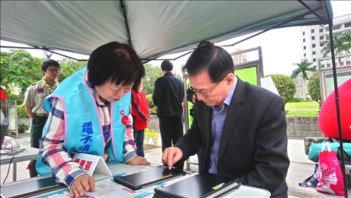 號召師生齊捲袖•校長響應捐熱血