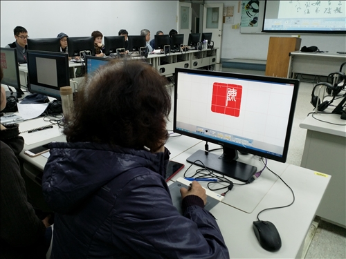 學員練習製作印章