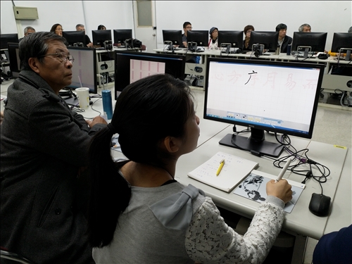 學員利用範帖練習書法