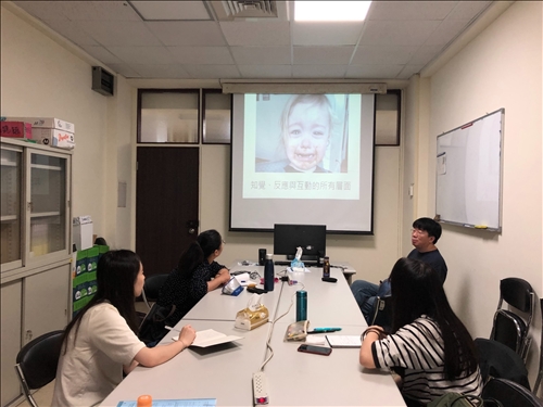 以兒童吃霜淇淋為例，說明使用者經驗並不非都是愉快的經驗，但造成不愉快的經驗不一定都是產品的問題