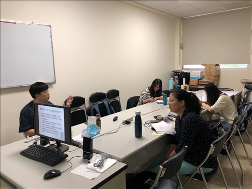 同學們在演講過程中很認真的做筆記