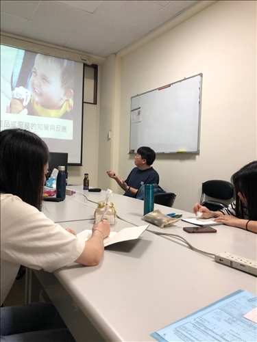 以兒童吃霜淇淋為例，
解說使用者經驗所包含的面向