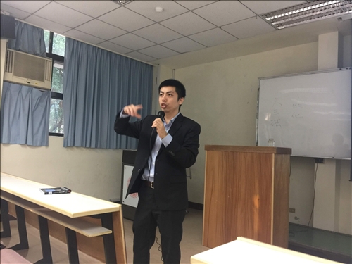 講者陳政學自我介紹