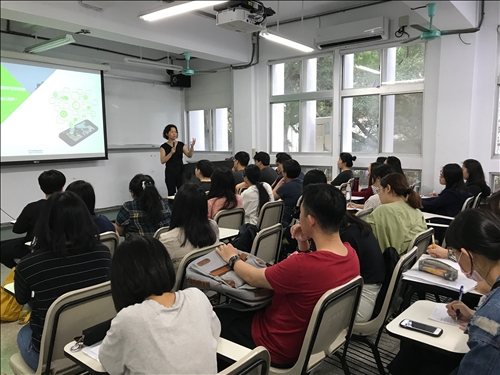 講者上課與同學聽講情形