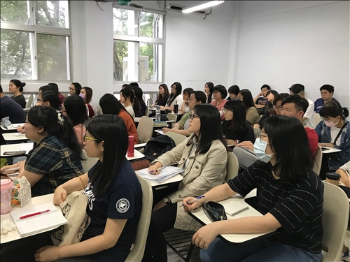 講者上課與同學聽講情形