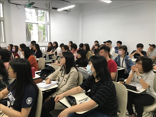 講者上課與同學聽講情形