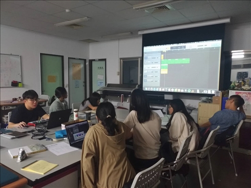 後半堂課老師開始交到軟體實際操作，還有小鋼琴實體的操作，增加學習的動能！