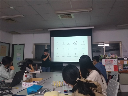 老師從簡單的樂理開始幫助學生進入狀況。