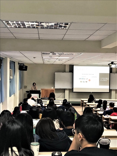 講者講述其經手的行銷個案：賓士行銷手法