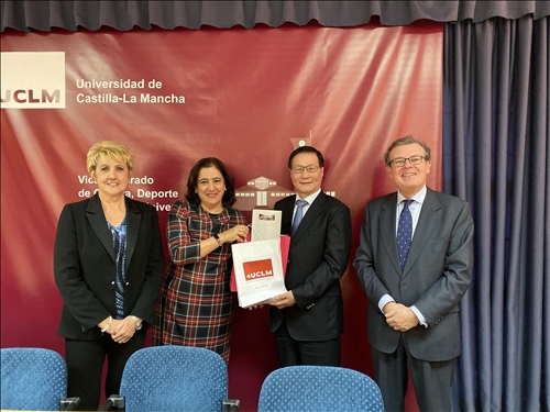 22-西班牙姊妹校卡斯蒂亞-拉曼恰大學Miguel Ángel Collado Yurrita校長致贈紀念品給本校葛煥昭校長