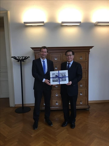 53-奧地利姊妹校維也納大學校長致贈紀念品給本校葛煥昭校長
