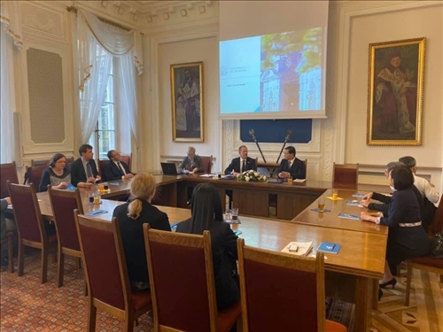 38-本校訪問團與波蘭姊妹校華沙大學舉行座談會