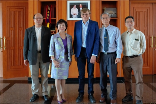 6-張家宜董事長(左2)與Dr. Benoit Pertame (中)，以及理學院施增廉院長、數學系郭忠勝教授及楊定揮主任等陪同人員，在熊貓講座基金捐款人張建邦創辦人暨張姜文錙榮譽董事長伉儷照片前合影。(馮文星攝影)